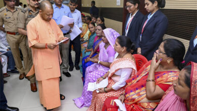 Photo of वाराणसी में जनता दर्शन: मुख्यमंत्री योगी आदित्यनाथ ने सुनी आम जनता की समस्याएं और अधिकारियों को दिए त्वरित समाधान के निर्देश