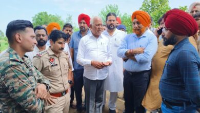 Photo of बाढ़ में जान-माल के रक्षक बने कैबिनेट मंत्री, सतलुज के किनारे पक्के करने के लिए आगे आकर संभाली कमान