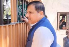 Photo of मेहराज मलिक की गिरफ्तारी के विरोध में शामिल होने श्रीनगर पहुंचे संजय सिंह: पुलिस ने किया हाउस अरेस्ट, AAP ने जताया विरोध