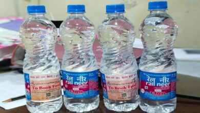 Photo of रेलवे का तोहफा: रेल नीर हुआ सस्ता, जानें अब स्टेशनों और ट्रेनों में कितने रूपये में मिलेगी पानी की बोतल