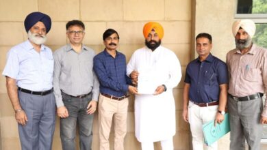 Photo of बाढ़ पीड़ितों के लिए यूनिवर्सिटी ने दी 3.5 लाख की मदद, जानिए कैसे फैकल्टी ने एक दिन की तनख्वाह दान की