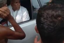 Photo of बिहार चुनाव: सड़कें नहीं बनीं, राजद विधायकों पर ग्रामीणों का भड़का गुस्सा, काफिला रोककर किए सवाल