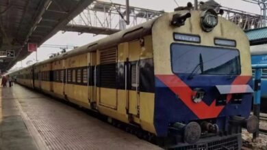 Photo of कटनी रेलवे स्टेशन के पास ट्रेन पर पत्थरबाजी, बच्चा घायल, सुरक्षा व्यवस्था पर उठे सवाल