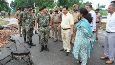 Photo of वित्त आयुक्त अनुराग वर्मा ने फिरोजपुर और फाज़िल्का का किया दौरा, लोगों से मिलकर राहत कार्यों की समीक्षा