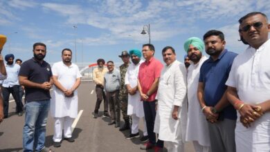 Photo of AAP नेताओं ने डेरा बाबा नानक के बाढ़ प्रभावित क्षेत्रों का किया दौरा: केंद्र सरकार पर साधा निशाना, सरकार से राहत पैकेज जारी करने की अपील