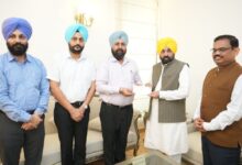 Photo of PCS ऑफिसर एसोसिएशन की सराहनीय पहल: बाढ़ प्रभावित पंजाब के लिए दिया 12 लाख रुपये का योगदान,  CM मान को सौंपे चेक
