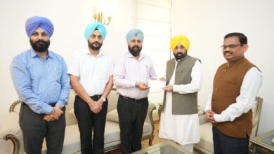 Photo of PCS ऑफिसर एसोसिएशन की सराहनीय पहल: बाढ़ प्रभावित पंजाब के लिए दिया 12 लाख रुपये का योगदान,  CM मान को सौंपे चेक