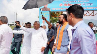 Photo of वाल्मीकिनगर पहुंचे CM नीतीश कुमार, 1100 करोड़ की विकास योजनाओं का किया शिलान्यास