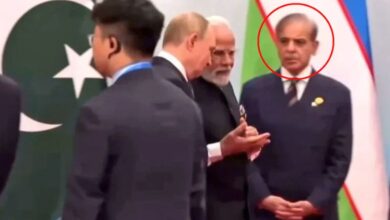 Photo of पुतिन से बातचीत करते हुए आगे बढ़े पीएम मोदी, कोने में हाथ बांधे खड़े ताकते रह गए शहबाज शरीफ