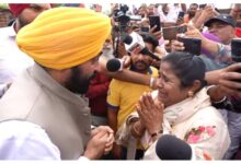 Photo of बाढ़ पीड़ित महिला का दुख देखकर भावुक हुए मुख्यमंत्री भगवंत सिंह मान, दिया हर संभव मदद का भरोसा