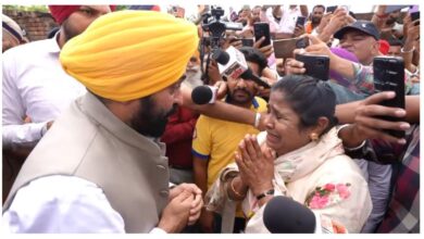 Photo of बाढ़ पीड़ित महिला का दुख देखकर भावुक हुए मुख्यमंत्री भगवंत सिंह मान, दिया हर संभव मदद का भरोसा