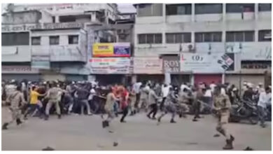 Photo of पैगंबर मुहम्मद का नाम जमीन पर लिखे जाने पर भारी विरोध, पुलिस ने किया लाठीचार्ज