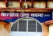 Photo of वर्दी में बर्थडे, बुलेट पर केक: सतना जेल प्रहरी ने वर्दी में मनाया जन्मदिन, अपराधियों के साथ की शराब पार्टी