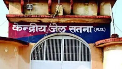 Photo of वर्दी में बर्थडे, बुलेट पर केक: सतना जेल प्रहरी ने वर्दी में मनाया जन्मदिन, अपराधियों के साथ की शराब पार्टी