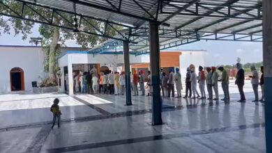 Photo of रामपुर में गुरुद्वारे के नियंत्रण को लेकर भिड़े दो गुट: फायरिंग के साथ जमकर चले लाठी-डंडे, पुलिस तैनात