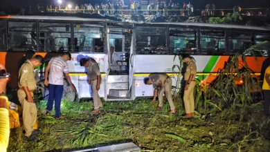 Photo of काकोरी में तेज रफ्तार बस टैंकर से टकराकर पुल से गिरी, 5 की मौत, कई घायल