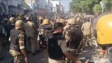 Photo of बरेली: आई लव मोहम्मद के बैनर के साथ लोगों का प्रदर्शन, पुलिस ने चलाई लाठियां, मौलाना तौकीर रजा नजरबंद