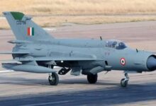 Photo of भारतीय वायु सेना के एक युग का अंत: MiG-21 ने भरी आखिरी उड़ान, रक्षा मंत्री राजनाथ सिंह ने दी भावुक विदाई
