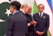 Photo of पुतिन से बातचीत करते हुए आगे बढ़े पीएम मोदी, कोने में हाथ बांधे खड़े ताकते रह गए शहबाज शरीफ