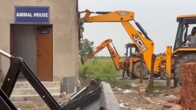Photo of UP में प्रशासन की सख्त कार्रवाई, बाराबंकी में रामस्वरूप यूनिवर्सिटी की अवैध इमारत पर चला बुलडोजर