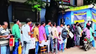 Photo of पश्चिम बंगाल में SIR और NRC की अफवाहों से घबराए लोग, डिजिटल जन्म प्रमाण पत्र के लिए उमड़ी भीड़