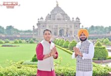 Photo of अमन अरोड़ा और तरुनप्रीत सौंद ने स्वामीनारायण अक्षरधाम में माथा टेका, पंजाब की तरक्की और शांति के लिए की अरदास