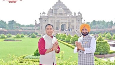 Photo of अमन अरोड़ा और तरुनप्रीत सौंद ने स्वामीनारायण अक्षरधाम में माथा टेका, पंजाब की तरक्की और शांति के लिए की अरदास