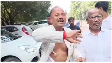 Photo of RJD नेता को टिकट नहीं मिला तो लालू-राबड़ी आवास के बाहर फूट-फूटकर रोए, फाड़ा कुर्ता और किया जोरदार हंगामा