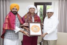 Photo of अरोड़ा और सौंद ने गुजरात के CM को दिया नौवें पतशाह के 350वें शहीदी दिवस कार्यक्रमों में शामिल होने का निमंत्रण