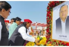 Photo of सैफई में बड़ी संख्या में जुटे कार्यकर्ता, नेताजी की तीसरी पुण्यतिथि पर अखिलेश यादव ने दी श्रद्धांजलि