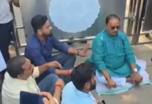 Photo of टिकट की जंग में JDU विधायक गोपाल मंडल का सीएम आवास पर धरना, बोले- बिना मिले नहीं हटूंगा