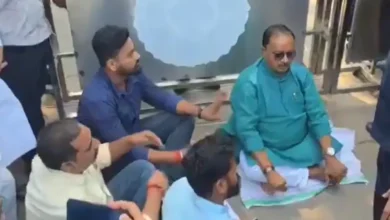 Photo of टिकट की जंग में JDU विधायक गोपाल मंडल का सीएम आवास पर धरना, बोले- बिना मिले नहीं हटूंगा
