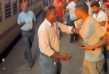 Photo of जबलपुर रेलवे स्टेशन पर समोसा वेंडर ने यात्री को ट्रेन से उतारा, वीडियो वायरल होने पर आरपीएफ ने कार्रवाई की