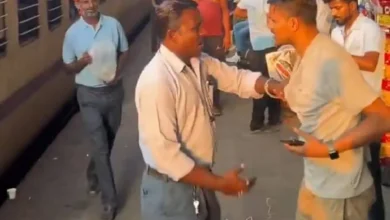 Photo of जबलपुर रेलवे स्टेशन पर समोसा वेंडर ने यात्री को ट्रेन से उतारा, वीडियो वायरल होने पर आरपीएफ ने कार्रवाई की