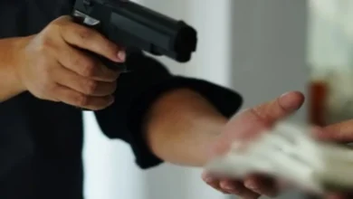 Photo of बंदूक की नोक पर बदमाशों ने लूटी ज्वेलरी शॉप, मूकदर्शक बना रहा शॉप मालिक