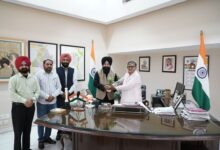 Photo of पंजाब अनुसूचित जाति आयोग के चेयरमैन ने राज्यपाल से की मुलाकात, चर्चा के दौरान की ये मांग