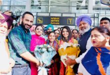 Photo of विश्व कप विजेता पंजाबी बेटियों का मोहाली पहुंचने पर पंजाब सरकार ने किया ढोल नगाड़े के साथ शानदार स्वागत
