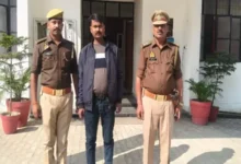 Photo of आजमगढ़ में हेड कांस्टेबल गांजा बेचते रंगे हाथ गिरफ्तार, पुलिस महकमे की छवि पर उठे सवाल