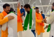 Photo of पटना एयरपोर्ट पर खेसारी लाल यादव और मनोज तिवारी की अनोखी मुलाकात, राजनीति के बीच दिखा आपसी सम्मान