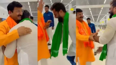 Photo of पटना एयरपोर्ट पर खेसारी लाल यादव और मनोज तिवारी की अनोखी मुलाकात, राजनीति के बीच दिखा आपसी सम्मान