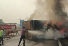 Photo of दिल्ली-मुंबई एक्सप्रेसवे पर टायर फटने से कंटेनर बेकाबू, ड्राइवर जिंदा जला, VIDEO देखें