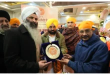 Photo of श्री गुरु तेग बहादुर साहिब के 350वीं शहीदी दिवस पर आयोजित कीर्तन दरबार में केजरीवाल ने कहा, “गुरु साहिब जैसा बलिदान इतिहास में नहीं मिलता”