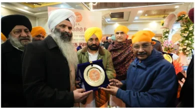 Photo of श्री गुरु तेग बहादुर साहिब के 350वीं शहीदी दिवस पर आयोजित कीर्तन दरबार में केजरीवाल ने कहा, “गुरु साहिब जैसा बलिदान इतिहास में नहीं मिलता”