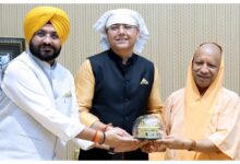 Photo of कैबिनेट मंत्री अमन अरोड़ा और तरुनप्रीत सौंद ने सीएम योगी आदित्यनाथ से की मुलाकात