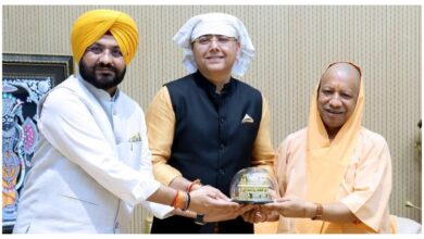 Photo of कैबिनेट मंत्री अमन अरोड़ा और तरुनप्रीत सौंद ने सीएम योगी आदित्यनाथ से की मुलाकात