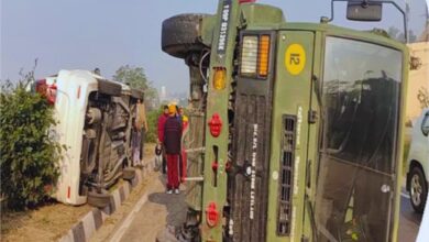 Photo of जालंधर-पठानकोट हाईवे पर हादसा, फौजियों से भरा Truck पलटा