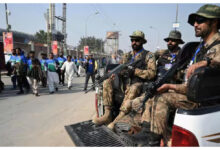 Photo of पाकिस्तान के पेशावर में अर्धसैनिक बल मुख्यालय पर आत्मघाती हमला, तीन जवानों की मौत