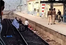 Photo of मिर्जापुर में बड़ा हादसा, रेलवे ट्रैक पार करते समय ट्रेन से कटकर 4 श्रद्धालुओं की मौत