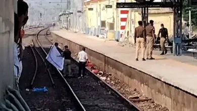 Photo of मिर्जापुर में बड़ा हादसा, रेलवे ट्रैक पार करते समय ट्रेन से कटकर 4 श्रद्धालुओं की मौत
