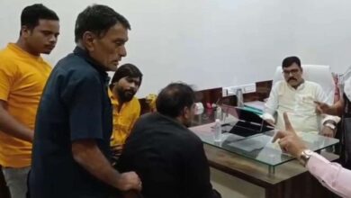 Photo of महाराष्ट्र में मनसे ने हिंदी भाषी शख्स को पीटा, माफी और माफीनामा लिया